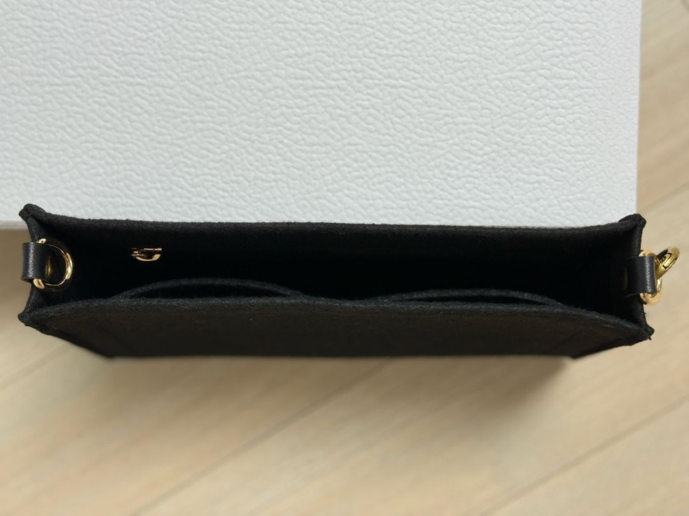 디올 몽테인 30 파우치 판매합니다.--8