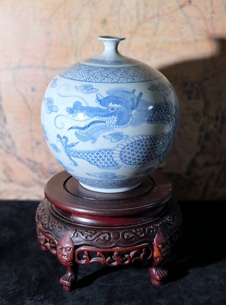 *청화백자 운룡문 앵꼬 항아리 이미지