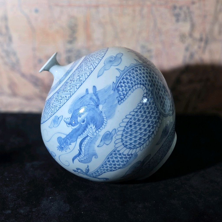 *청화백자 운룡문 앵꼬 항아리 이미지