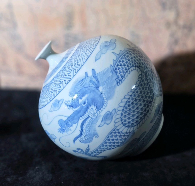 *청화백자 운룡문 앵꼬 항아리 이미지