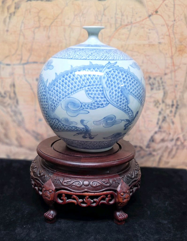 *청화백자 운룡문 앵꼬 항아리 이미지