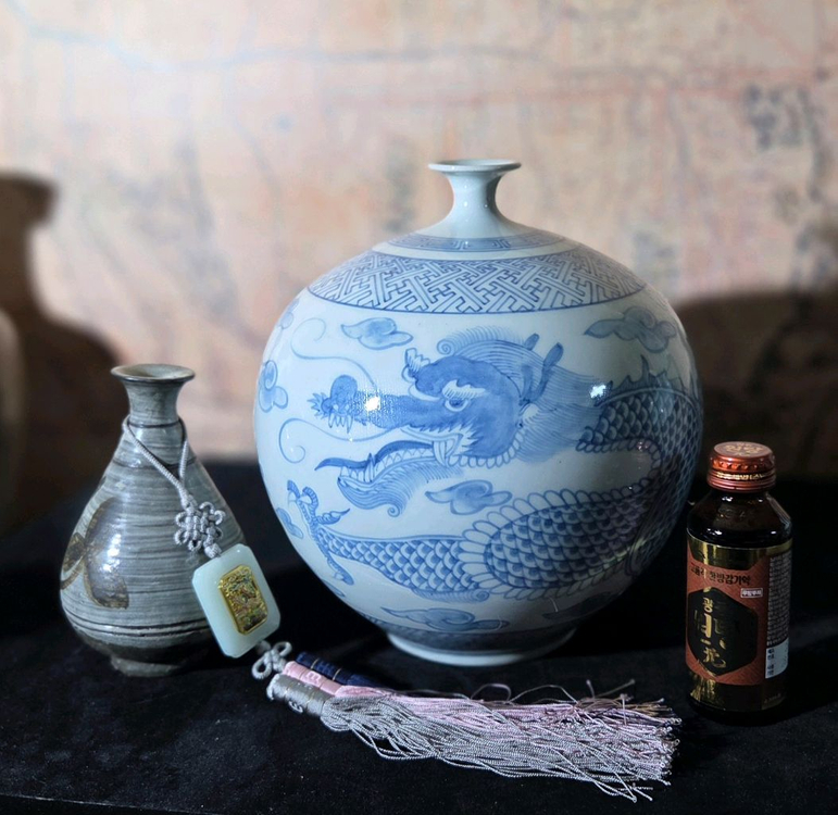 *청화백자 운룡문 앵꼬 항아리 이미지