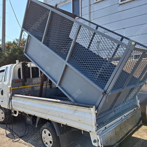 탈부착덤프적재함 파워팩 위치는 운전석쪽입니다. 적재함싣고 밧데리 집게로 연결하시고 유선 리모컨