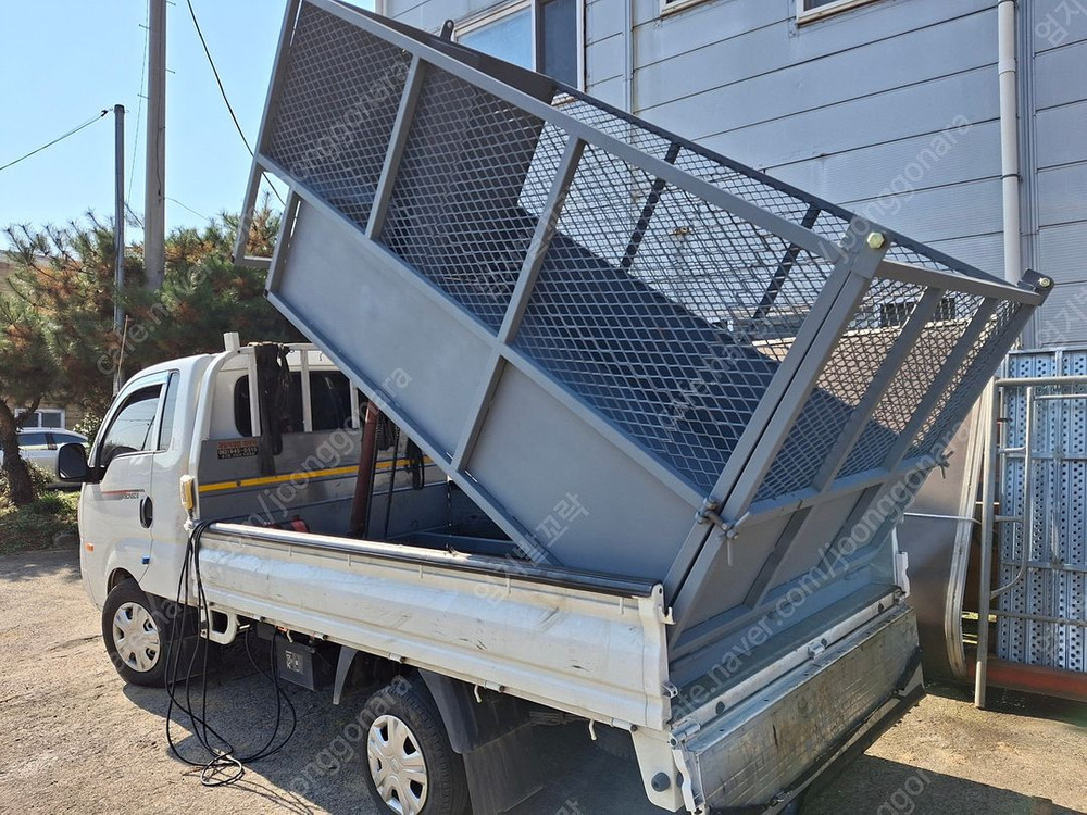 탈부착덤프적재함 파워팩 위치는 운전석쪽입니다. 적재함싣고 밧데리 집게로 연결하시고 유선 리모컨--1