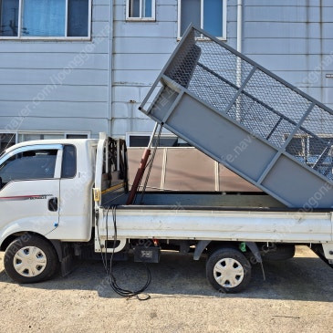 탈부착덤프적재함 파워팩 위치는 운전석쪽입니다. 적재함싣고 밧데리 집게로 연결하시고 유선 리모컨--2