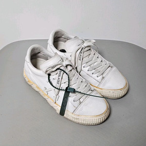 Off-White의 흰색 스니커즈 36사이즈(230)