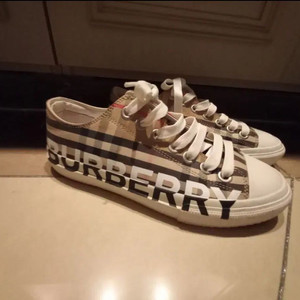 버버리 체크 로고 스니커즈(235)