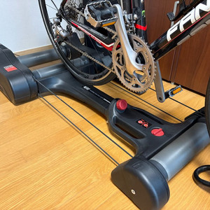 엘리트 네로 스마트 롤러입니다