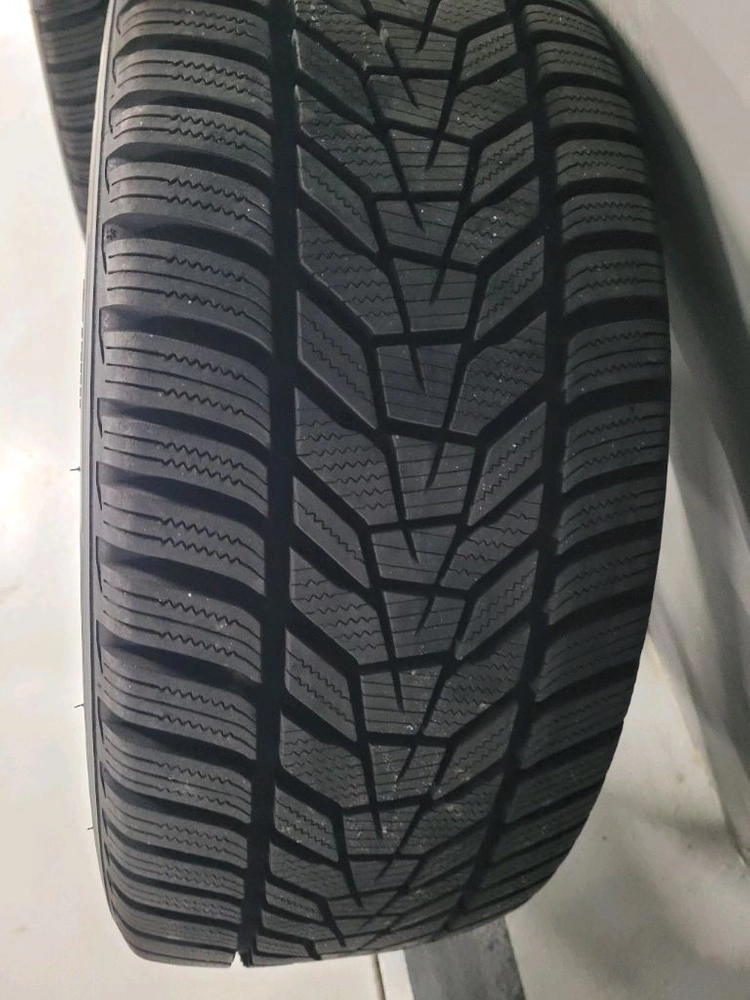 w213 e300 18인치 휠 + 윈터 아이셉트 에보3 245 45 18 / cle 장착가능 / 벤츠윈터타이어 이미지