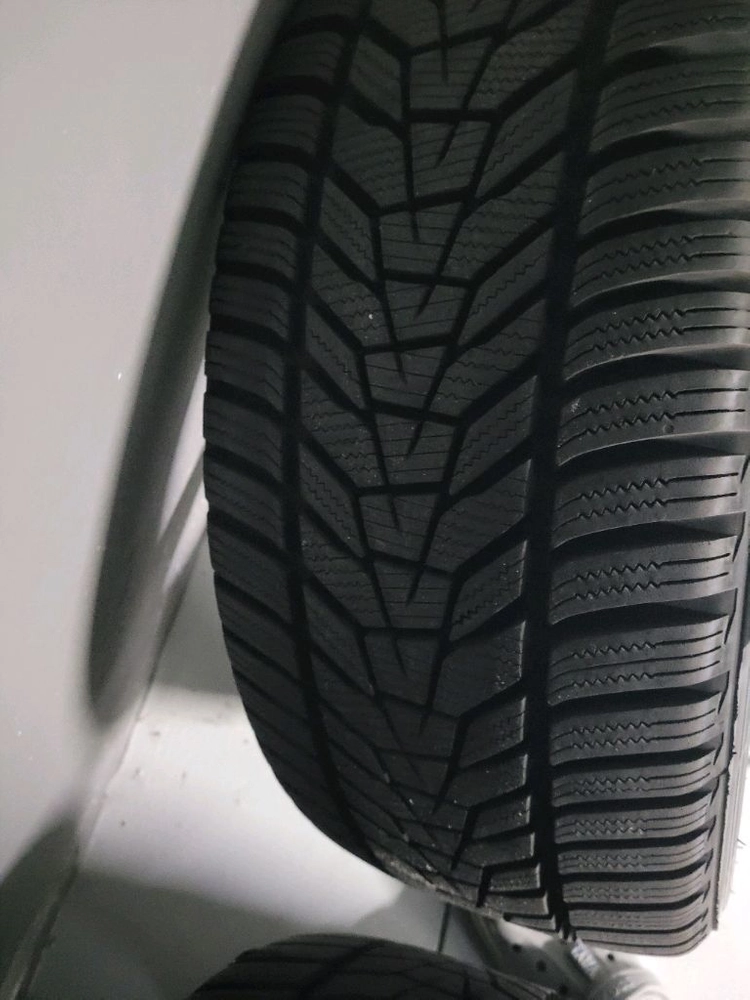 w213 e300 18인치 휠 + 윈터 아이셉트 에보3 245 45 18 / cle 장착가능 / 벤츠윈터타이어 이미지