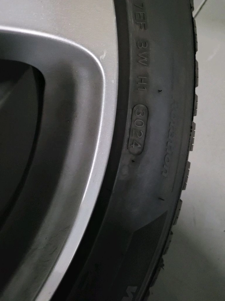 w213 e300 18인치 휠 + 윈터 아이셉트 에보3 245 45 18 / cle 장착가능 / 벤츠윈터타이어 이미지