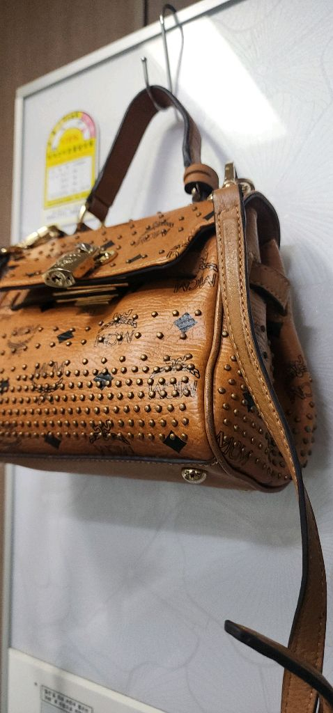 MCM 파이톤 스터드 숄더백--7