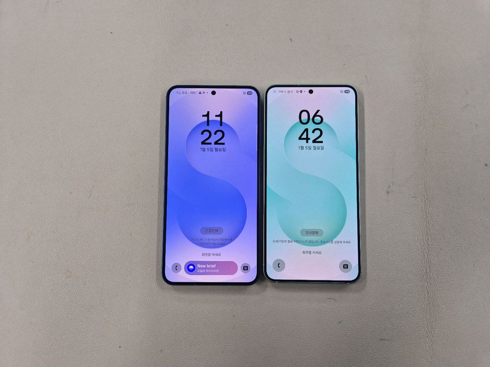 갤럭시25 256G 밧데리100프로 무기스 무찍힘 상태최상 ^^--1