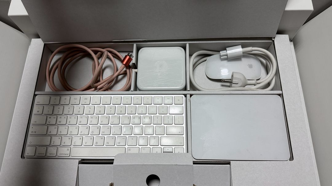 M1 iMac 24인치 16GB 1TB 코랄 + 매직키보드+트랙패드 풀구성--3