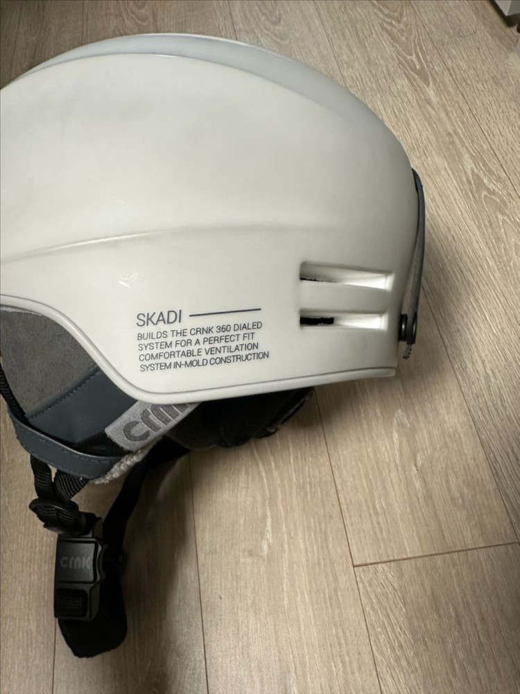 크랭크 스카디 헬멧 판매합니다 이미지