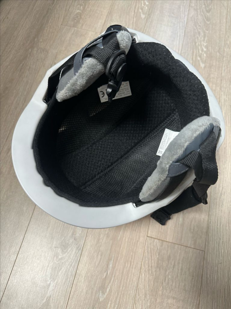 크랭크 스카디 헬멧 판매합니다 이미지