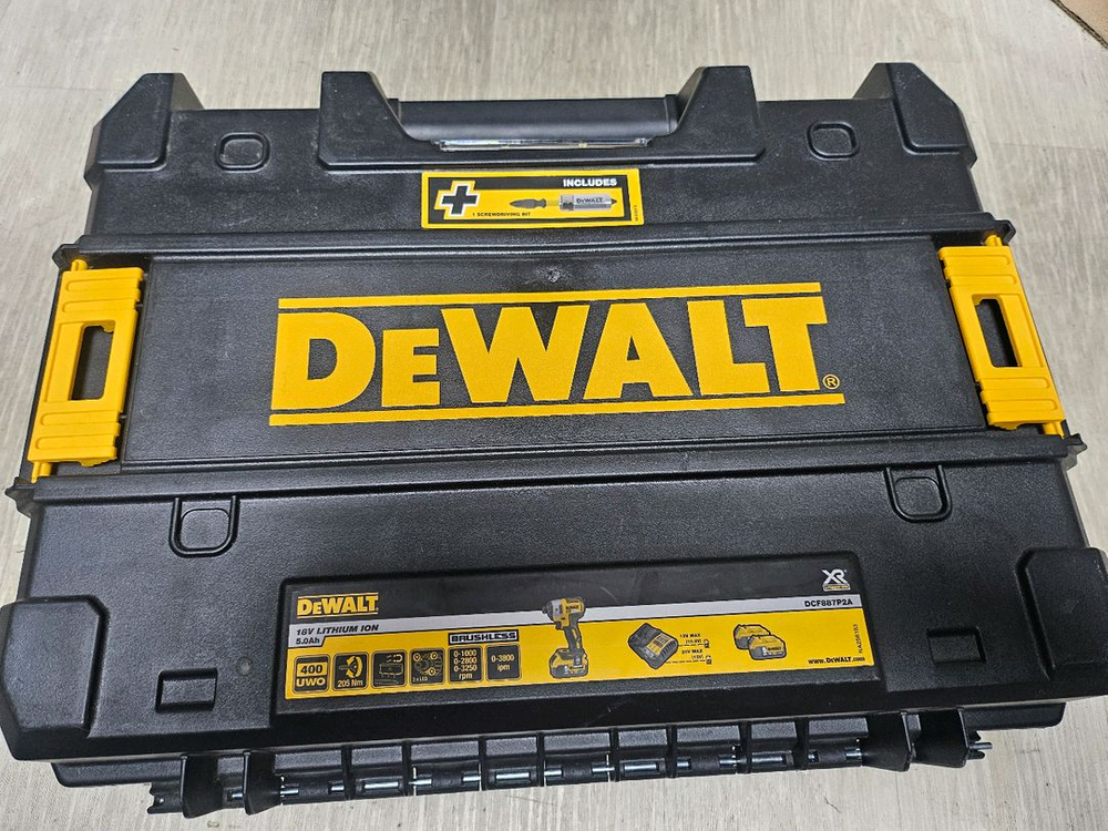 디월트 20V MAX XR 브러쉬리스 임팩 렌치 세트--1