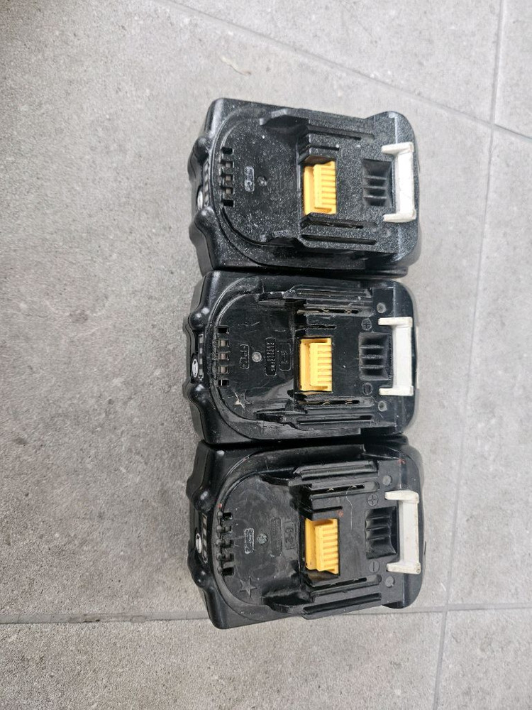 마끼다 18v 3a 배터리 3개--1