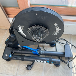 와후 키커(WAHOO KICKR) 스마트 로라 팝니다와후키커 스마트로라 팝니다.