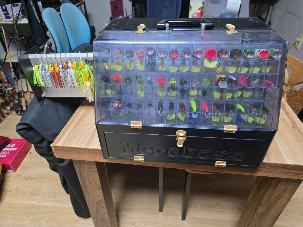 메가배스 태클박스 루어 통으로 처분 이미지