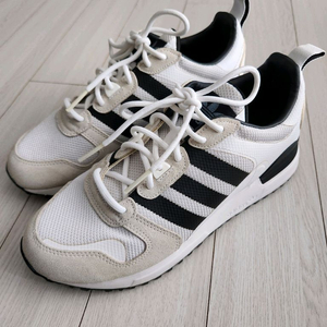 새상품급)아디다스 남녀공용 운동화 ZX 700 HD FY1103 스니커즈 사이즈250몇번 안신은거라 새거같아요^^운