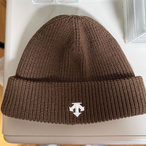 데상트 베이직 비니 팝니다(최상급)