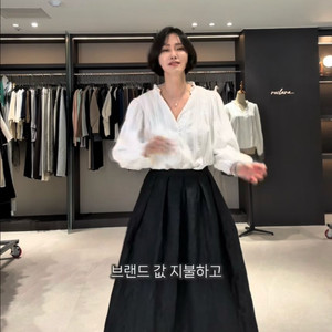 리클라라 브이넥 프릴 핀턱블라우스 화이트 새상품