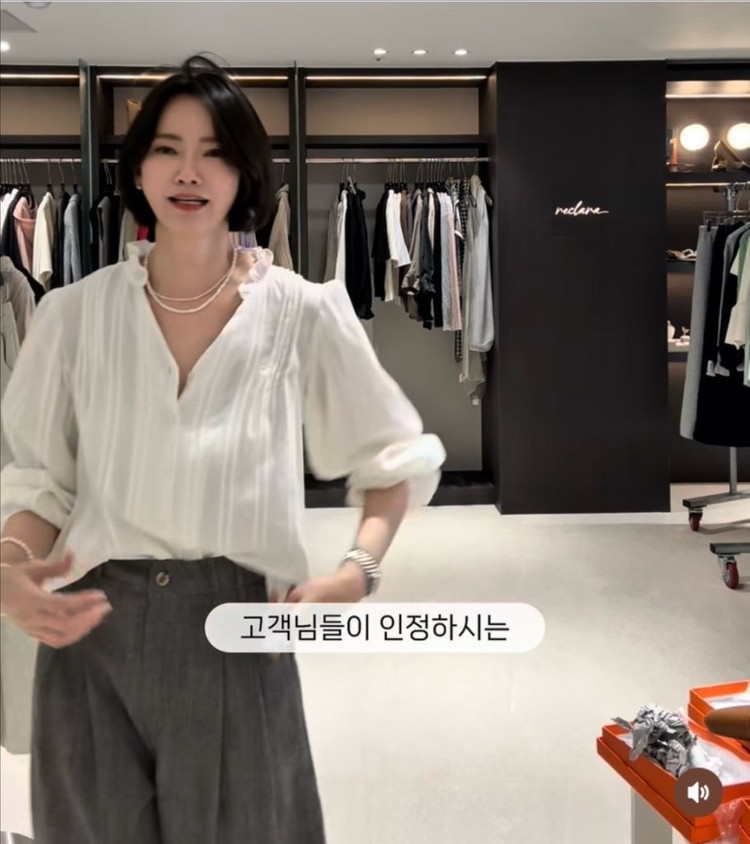 리클라라 브이넥 프릴 핀턱블라우스 화이트 새상품--2