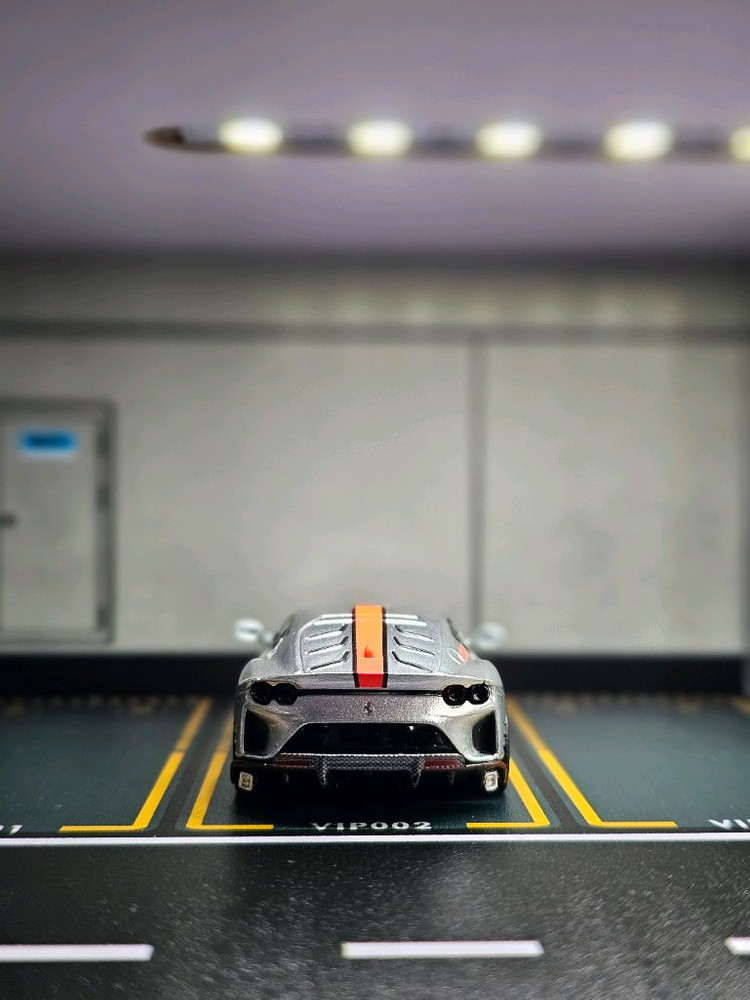 1:64 TOC 페라리 812 컴페티치오네--2