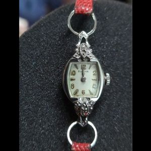 브로바 여성 가죽스트랩 시계