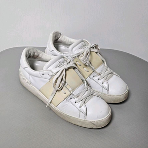 발렌티노 화이트 스니커즈 37사이즈(235)