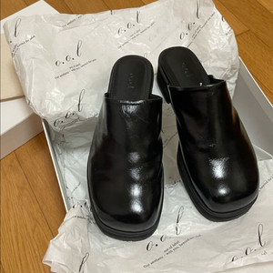 아웃오브레이블 폴리시드 라운드 토 클로그 out of label Polished Round Toe Clog