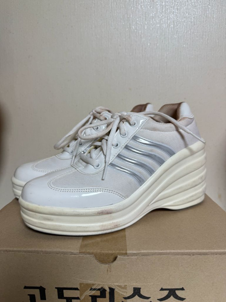 고도리슈즈 여자스포츠모델 운동화 신발 235사이즈--1