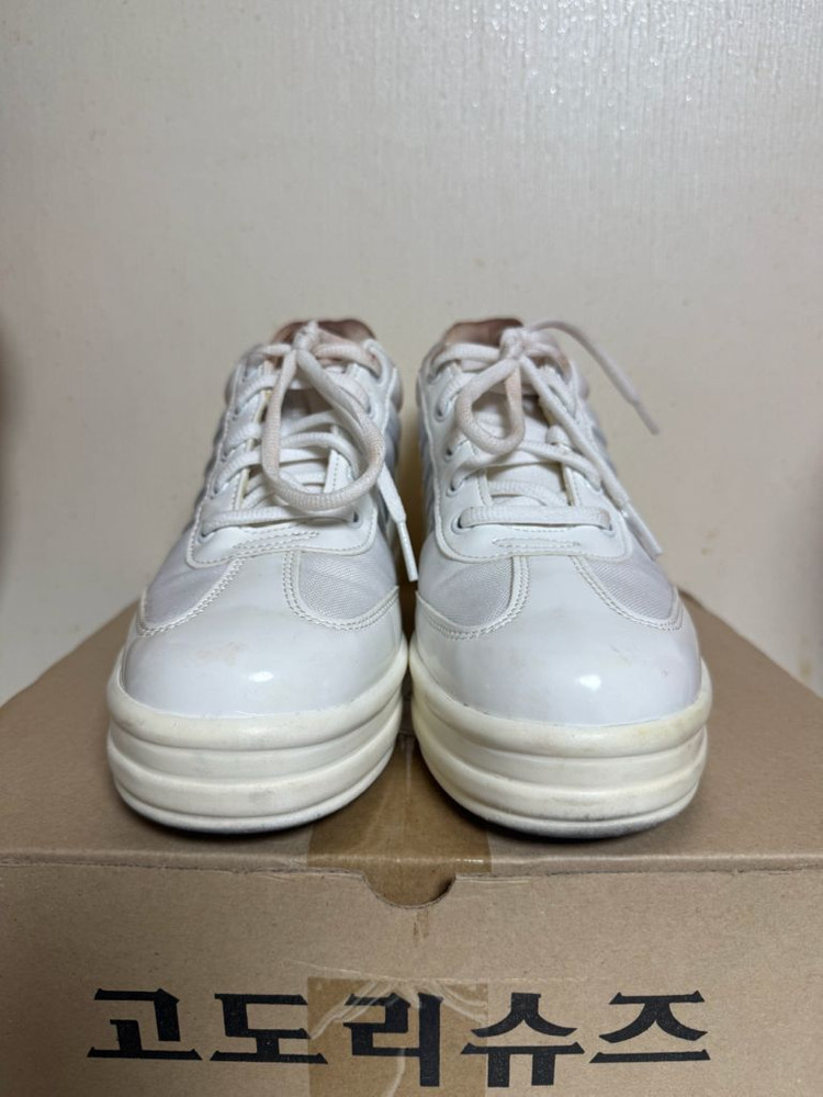 고도리슈즈 여자스포츠모델 운동화 신발 235사이즈--2