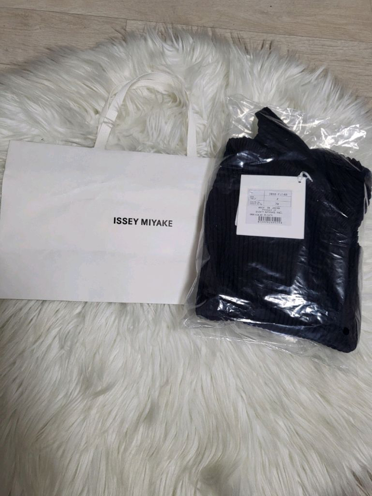 이세이미야케 탑 오비큘러 플리츠 탑 긴소매 탑 미드나잇 네이비 2사이즈 이미지