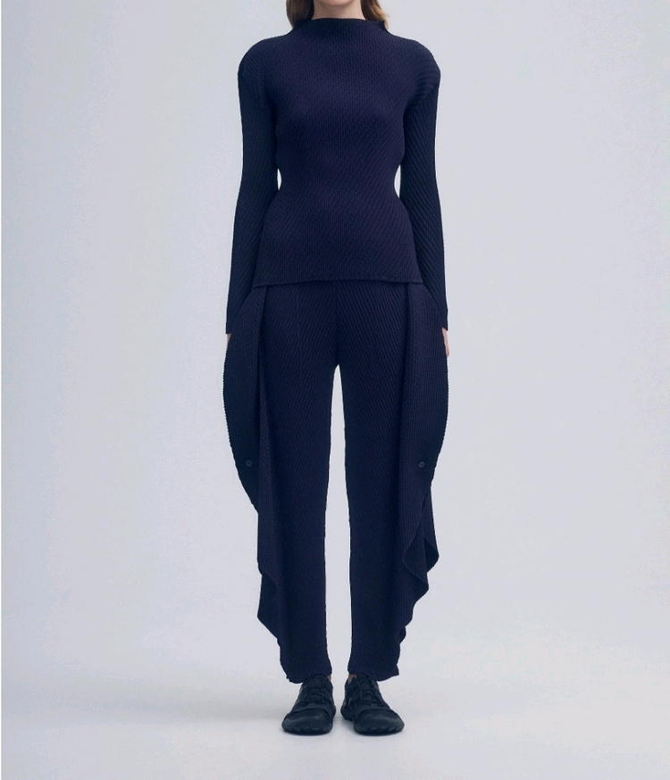 이세이미야케 탑 오비큘러 플리츠 탑 긴소매 탑 미드나잇 네이비 2사이즈 이미지