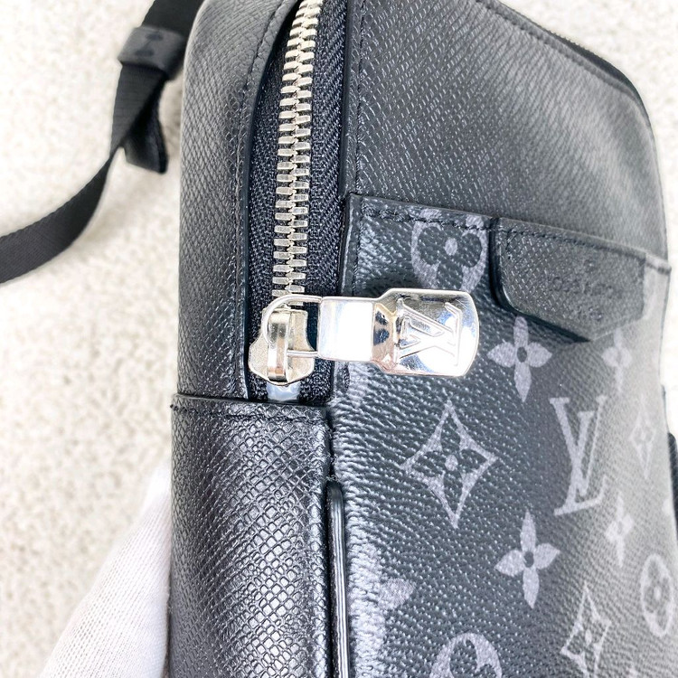 루이비통 크로스백 아웃도어 슬링백--6