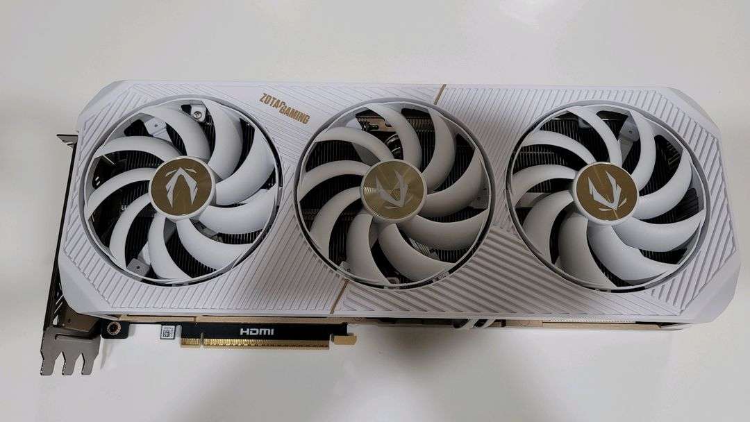ZOTAC 지포스 RTX 5090 SOLID OC White--1