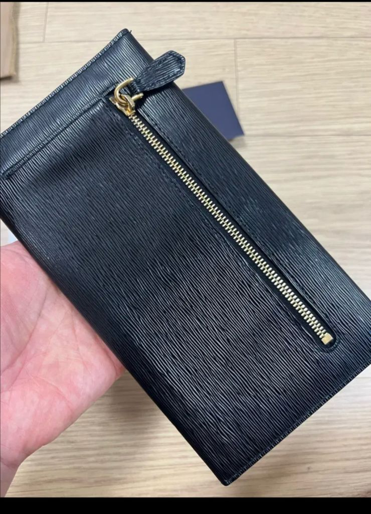 프라다 사피아노 가죽 클러치 지갑--1