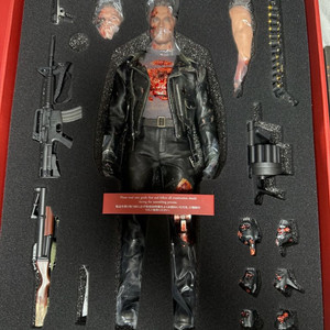 핫토이 터미네이터2 심판의 날 dx46 t800 배틀 데미지 피규어 개봉품 팔아요~