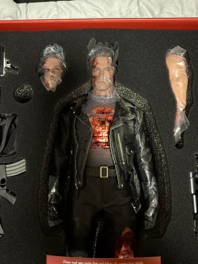 핫토이 터미네이터2 심판의 날 dx46 t800 배틀 데미지 피규어 개봉품 팔아요~--1