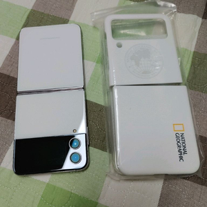 S급 ㅡ 갤럭시 Z플립4 256GB + 내셔널지오그래픽 새케이스