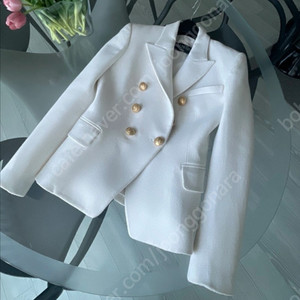 발망 Balmain 자켓입니다. 황금사이즈 38