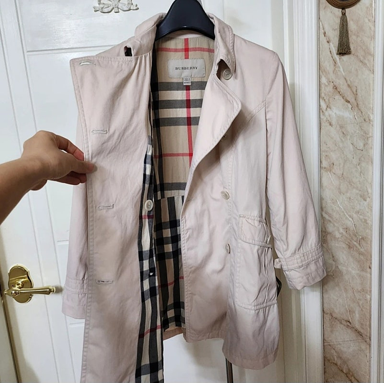 (140호) 10y. 버버리 키즈 트렌치코트 / 키즈 여아 주니어 몽클레어 구찌 펜디 디올 셀린느--1