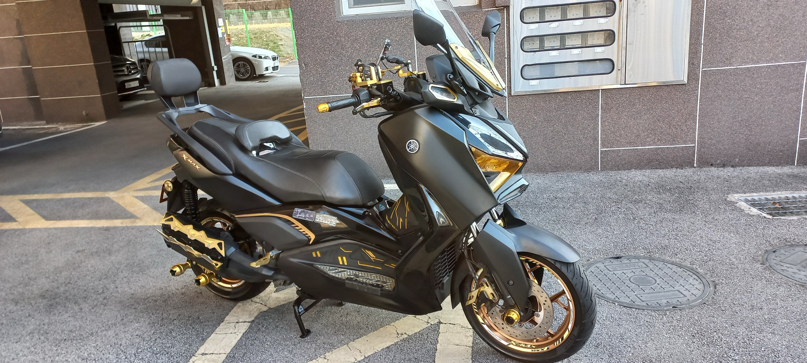 부산) XMAX 300 24년식 신형 블랙무광--1