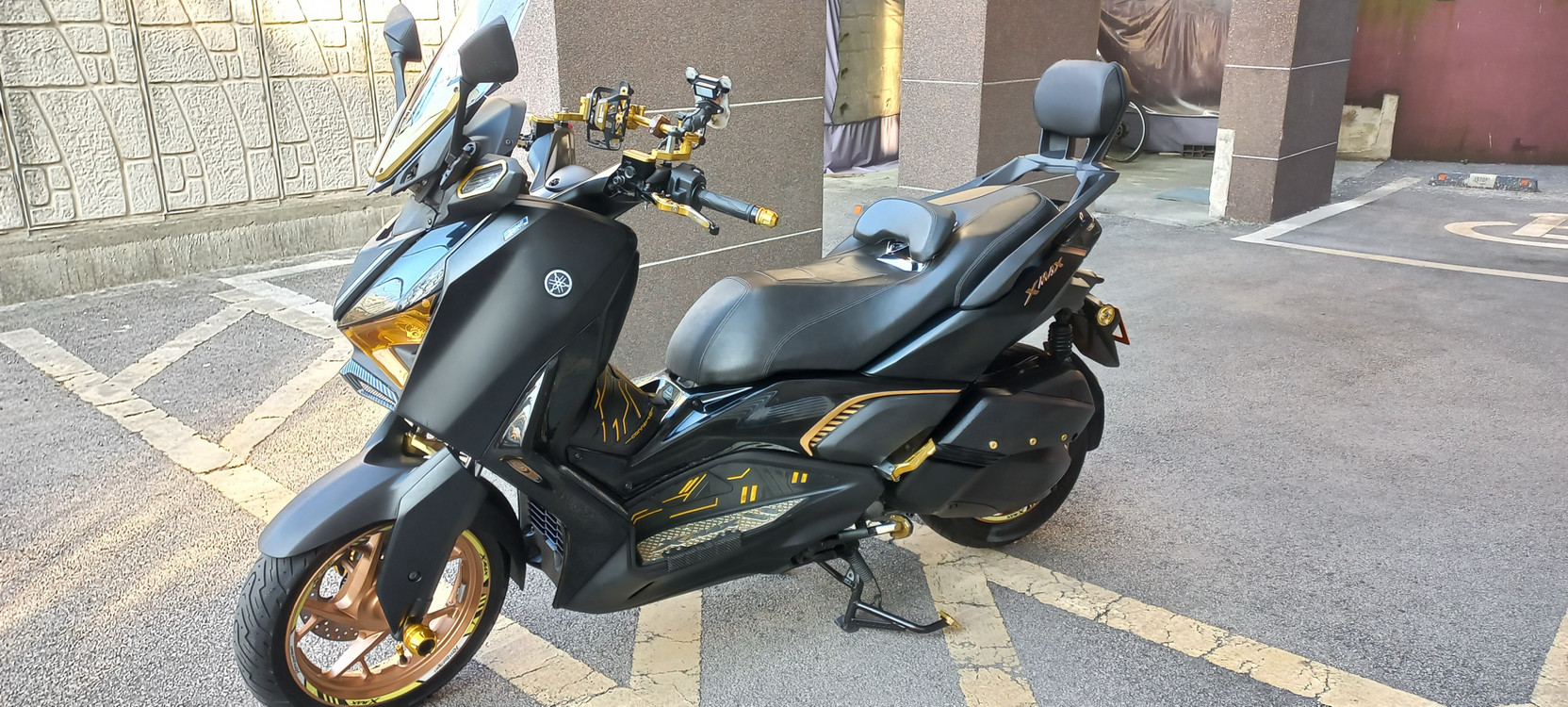 부산) XMAX 300 24년식 신형 블랙무광--4