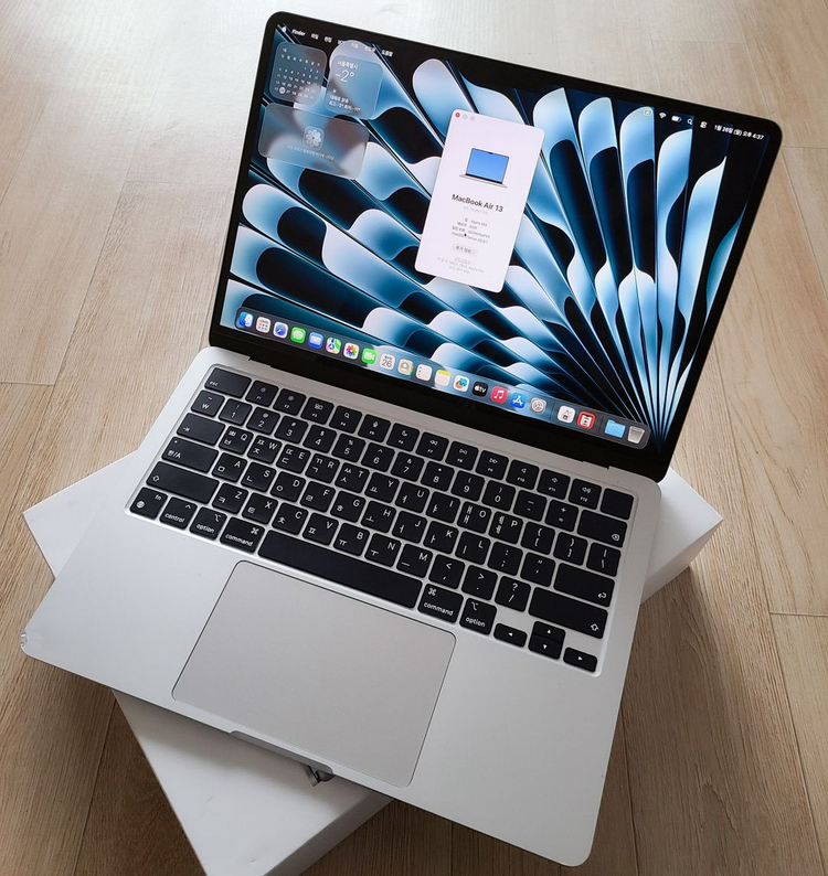 부산 맥북에어M3 실버 배터리100% 8GB/256GB 팝니다.--0