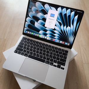 부산 맥북에어M3 실버 배터리100% 8GB/256GB 팝니다.