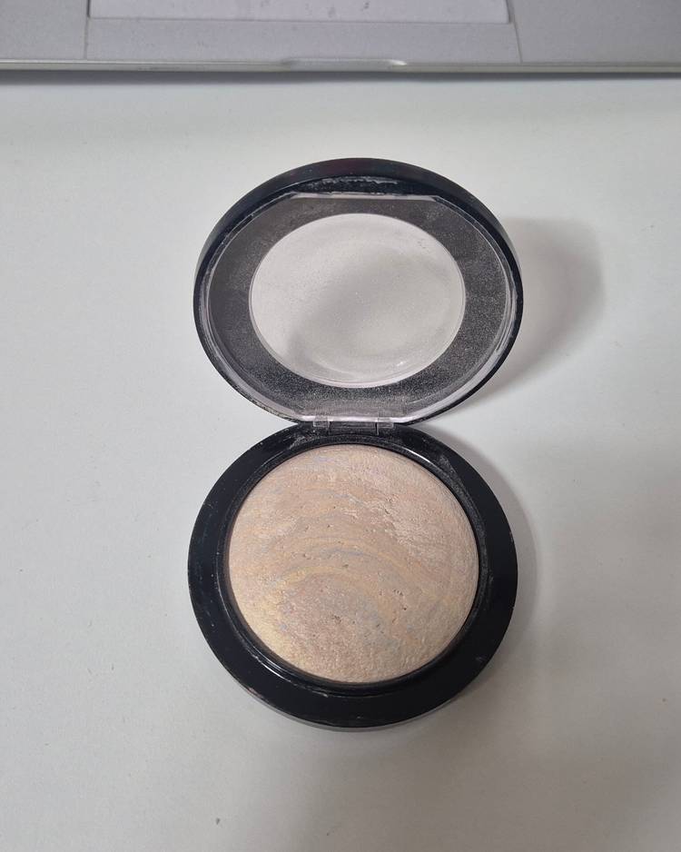 맥 오로라, 에스티로더 더블웨어, 슈에무라, 바비브라운 립스틱 등 이미지