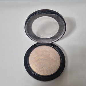 맥 오로라, 에스티로더 더블웨어, 슈에무라, 바비브라운 립스틱 등